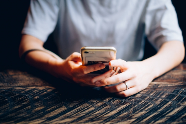 スマホを触る男性