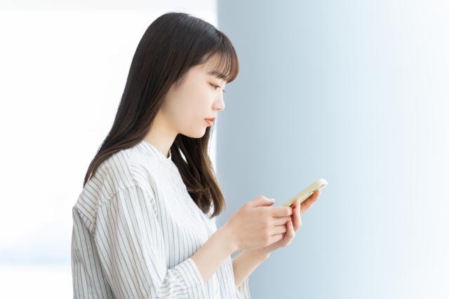 スマホを操作する女性